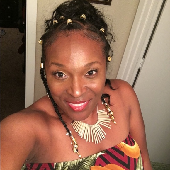 Meet your Posher, Cassandra - Picture 1 of 3